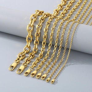 Collection de chaînes à maillons en acier inoxydable doré sur des supports gris