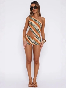 Ensemble de plage bohème deux pièces avec haut asymétrique et short à motifs vagues orange