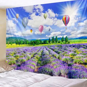 Dettaglio dell'arazzo da parete con campo di lavanda e mongolfiere colorate per la camera