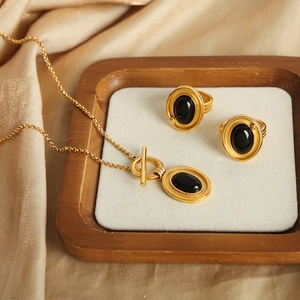 Parure rétro en acier titane doré avec agate noire ovale et fermoir à bascule T