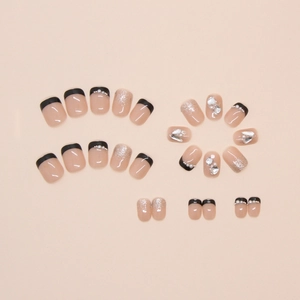 Détails de faux ongles French noirs avec perles, paillettes et breloques argent