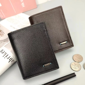 Cartera vertical para hombre con textura de grano, logotipo metálico y ranuras para tarjetas
