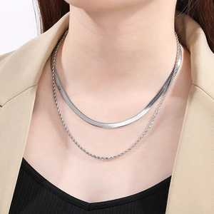 Gros plan sur un collier double rang en acier inoxydable argenté avec chaîne serpent