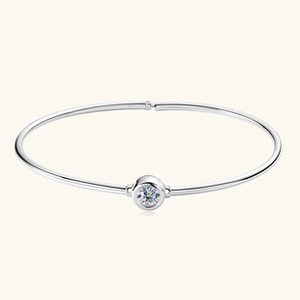 Primo piano di un bracciale minimalista in argento sterling 925 con una singola moissanite