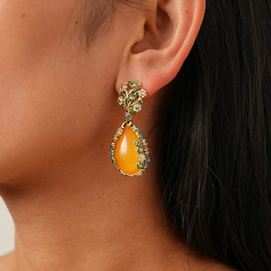 Boucles d'oreilles vintage en résine orange et cristaux colorés sur monture dorée