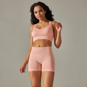 Détail de l'ensemble de yoga en tricot rose pêche sans couture avec short de fitness