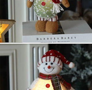 Nahaufnahme von leuchtenden LED-Schneemann- und Lebkuchenpuppen mit gemütlicher Deko