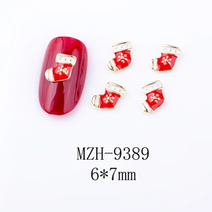 Detail eines roten Weihnachtssocken-Nagelcharms mit Goldstern und 6x7mm Größe