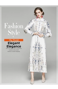 Détail d'une robe longue imprimé vintage avec col à revers et ceinture assortie