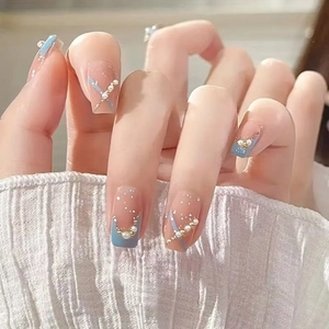 Elegantes uñas postizas cortas cuadradas con puntas francesas azules y perlas decoradas