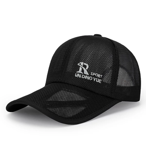 Cappellino da baseball in mesh nero traspirante con ricamo R SPORT visto di profilo