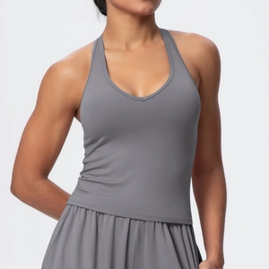 Dettaglio del reggiseno sportivo grigio con scollo a V, dorso a vogatore e tessuto opaco