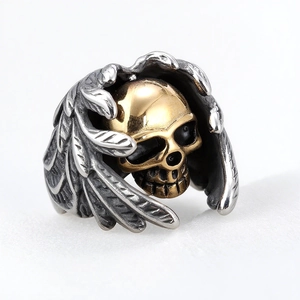 Bague punk vintage avec tête de mort dorée et ailes argentées style motard rétro
