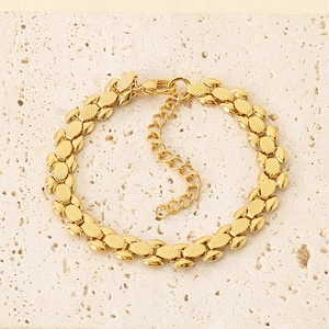 Detail eines 18 Karat vergoldeten Gliederarmbands mit Rautenmuster und Karabinerverschluss