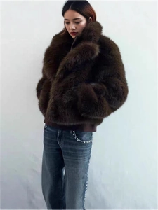 Manteau court chic en fausse fourrure marron foncé avec jean slim bleu pour femme