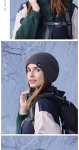 Vue détaillée du bonnet en maille gris foncé avec texture gaufrée et écusson de marque