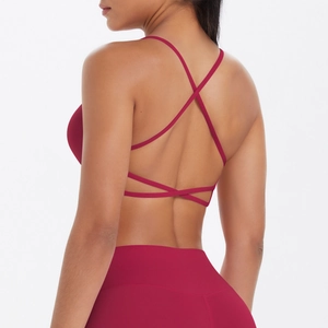 Détail de la brassière de sport bordeaux avec bretelles croisées et tissu élastique