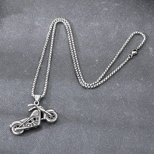 Collana con ciondolo moto vintage in acciaio al titanio argento con una robusta catena