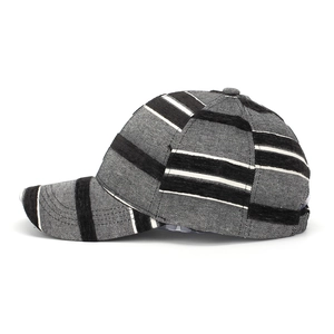 Dettaglio del berretto da baseball patchwork a righe con texture e cuciture
