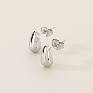 Détail macro de boucles d'oreilles goutte d'eau argentées avec fermoirs papillon