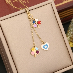 Goldene Edelstahlkette mit bunten Emaille-Kleeblättern und blauem Herzanhänger