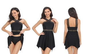 Tre viste di un costume da bagno nero a due pezzi con inserti in rete e gonna asimmetrica