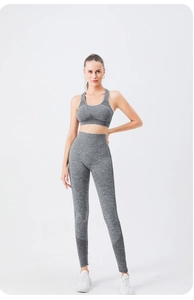 Détail de l'ensemble de yoga sans couture gris chiné avec legging taille haute et brassière