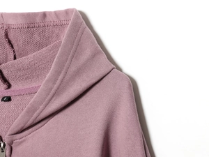 Détail de l'encolure d'un sweat rose poudré avec étiquette taille S et coton épais