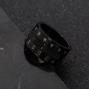 Détail macro de la bague objectif d'appareil photo en acier titane noir avec graduations