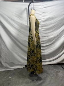 Detalle de vestido vintage sin mangas con estampado floral de jacquard dorado elegante