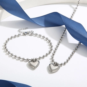 Ensemble collier et bracelet à billes en acier argenté avec pendentif en cœur