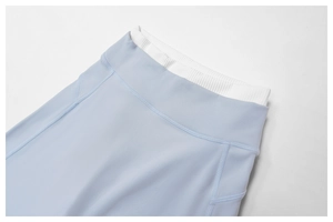 Détail du pantalon de sport bleu clair à taille haute avec taille double nervurée blanche