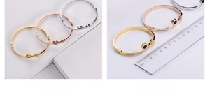 Détail des bracelets sertis de strass mesurant le diamètre interne avec une règle claire