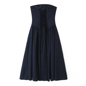 Détail d'une robe longue bustier bleu marine avec laçage style corset dans le dos