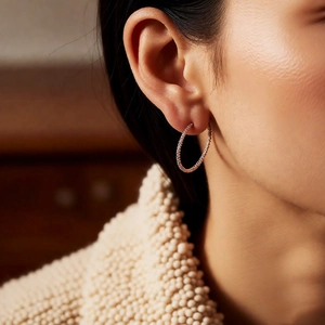 Vue détaillée de créoles perlées en argent portées à l'oreille pour un style épuré