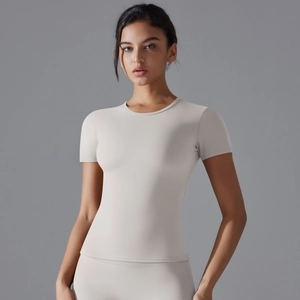 Nahaufnahme des beigen Yoga-T-Shirts mit hochflexiblem, angerautem Stoff und Rundhals