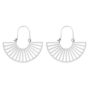 Boucles d'oreilles argentées en forme d'éventail avec motifs géométriques en acier poli