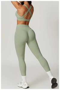 Dettaglio dei leggings yoga a vita alta con cucitura push-up e reggiseno con incrocio