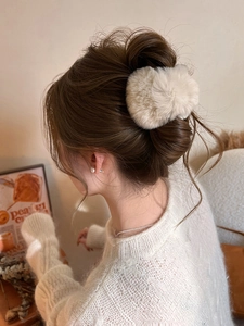 Chouchou en fausse fourrure beige doux présenté comme une coiffure élégante sur mannequin