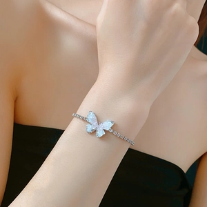 Détail du bracelet papillon avec cristaux et perles sur poignet, bijou élégant femme
