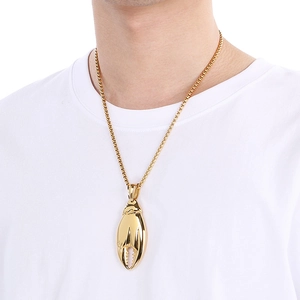 Nahaufnahme einer vintage goldenen Krabbenschere Anhänger Halskette getragen von einem Modell