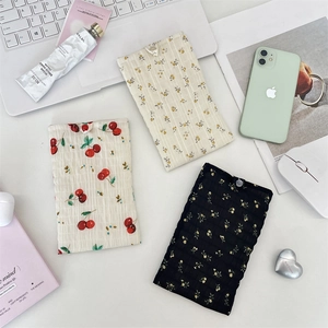 Dettaglio di pochette per cellulare in chiffon a fiori con chiusura a bottone