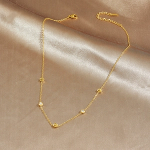 Elegante collana di rose in acciaio inossidabile dorato con diamanti su raso champagne