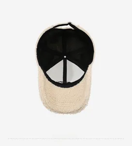Détail de l'intérieur de la casquette en laine d'agneau avec sangles de renfort noires