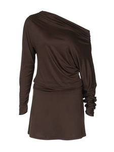 Robe élégante marron foncé à épaules dénudées et manches longues avec détails drapés et froncés