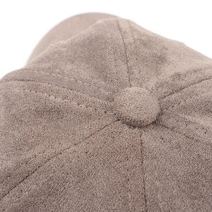 Vue macro d'une casquette de baseball en daim avec coutures détaillées à six panneaux
