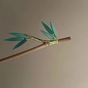 Pic à cheveux élégant avec feuille de bambou et broderie traditionnelle en soie