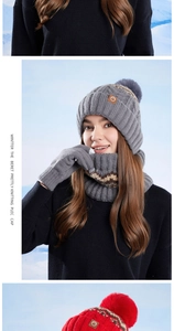 Vue détaillée de l'ensemble d'hiver tricoté pour femme avec bonnet à pompon et gants