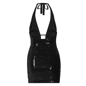 Détails du décolleté en V profond et paillettes noires brillantes sur cette robe courte dos nu