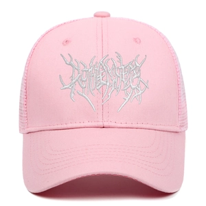 Detail der gotischen Silberstickerei auf rosa Mesh-Trucker-Cap mit Netzeinsatz
